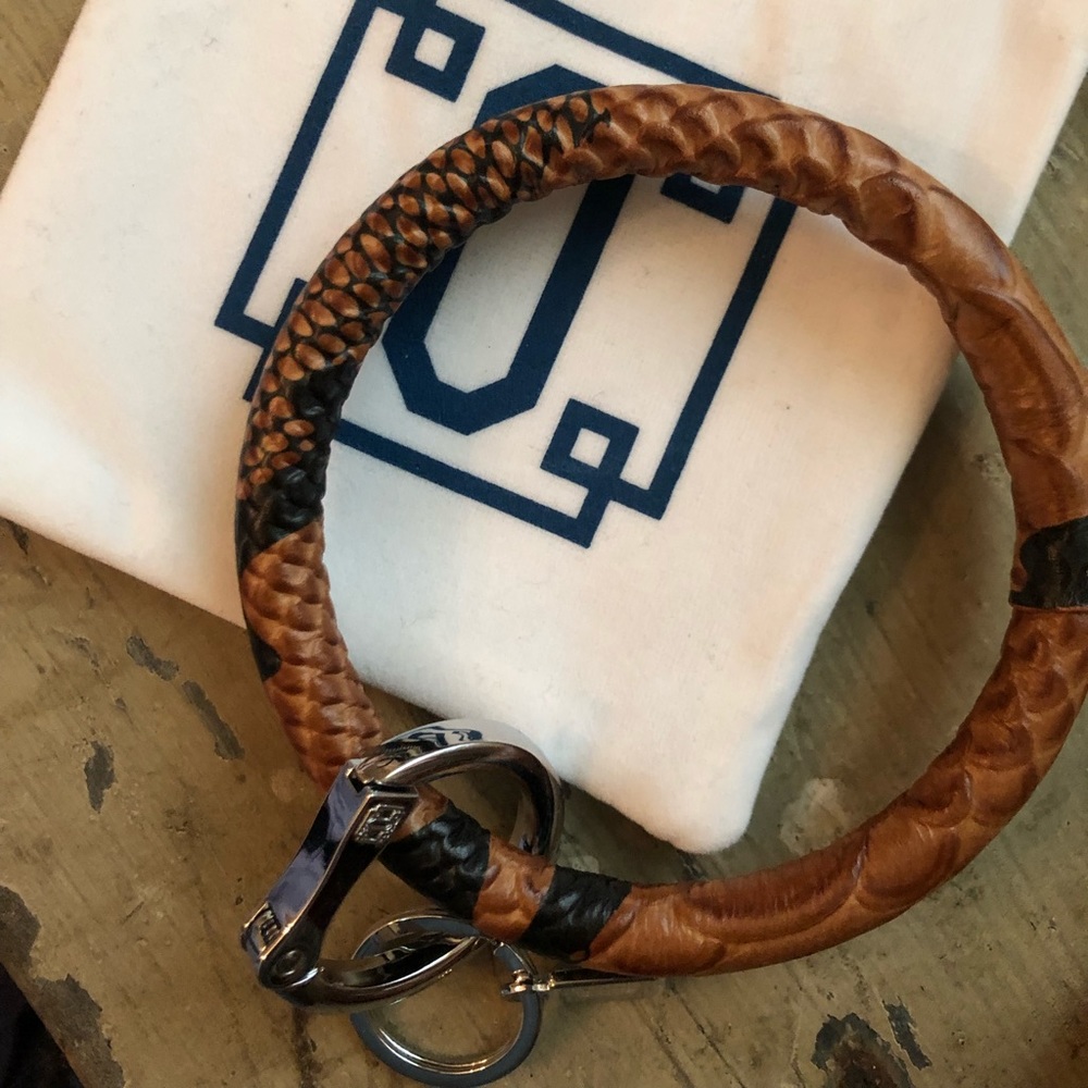 BRAND NEW oventure keyring